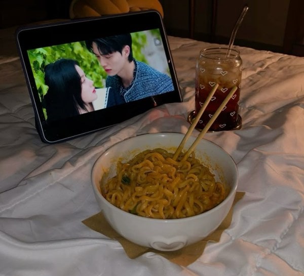 2025 मध्ये कोरियन स्किन केअर, ड्रामा आणि फूड या सर्व गोष्टी प्रचंड गाजल्या. (Pinterest) How Matcha, Kunafa Chocolate आणि 'Ugly-Cute' Toys Define Cool in 2025