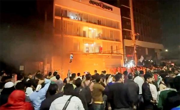 आंदोलकांनी बांगलादेशी वृत्तपत्र प्रथम आलोच्या कार्यालयाची तोडफोड केली. बांगलादेशच्या वृत्तपत्राने ढाका कार्यालयात आग लागल्यानंतर 35 वर्षात प्रथमच छापील आवृत्ती थांबवली: 'एक गडद दिवस'